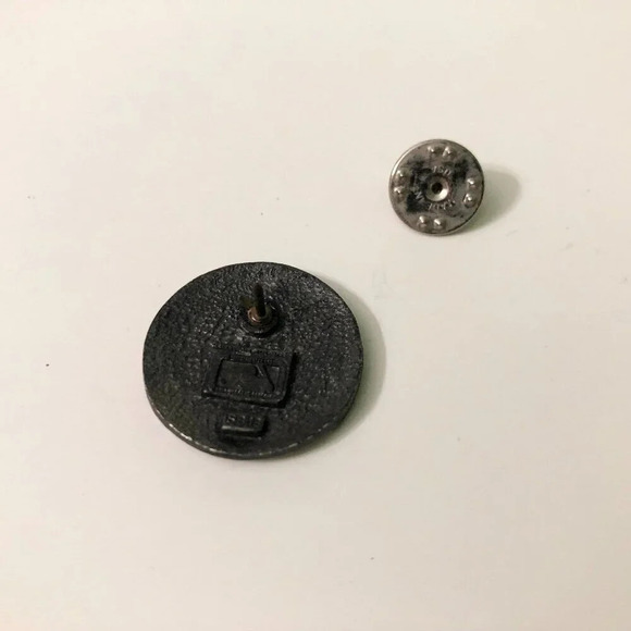 Vintage New York Mets Baseball MLB Ball Shape  Pin - Picture 8 of 11